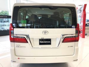 Toyota Granvia m%C3%A0u tr%E1%BA%AFng 3